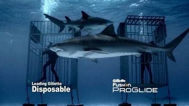 La nuova campagna Gilette con gli squali